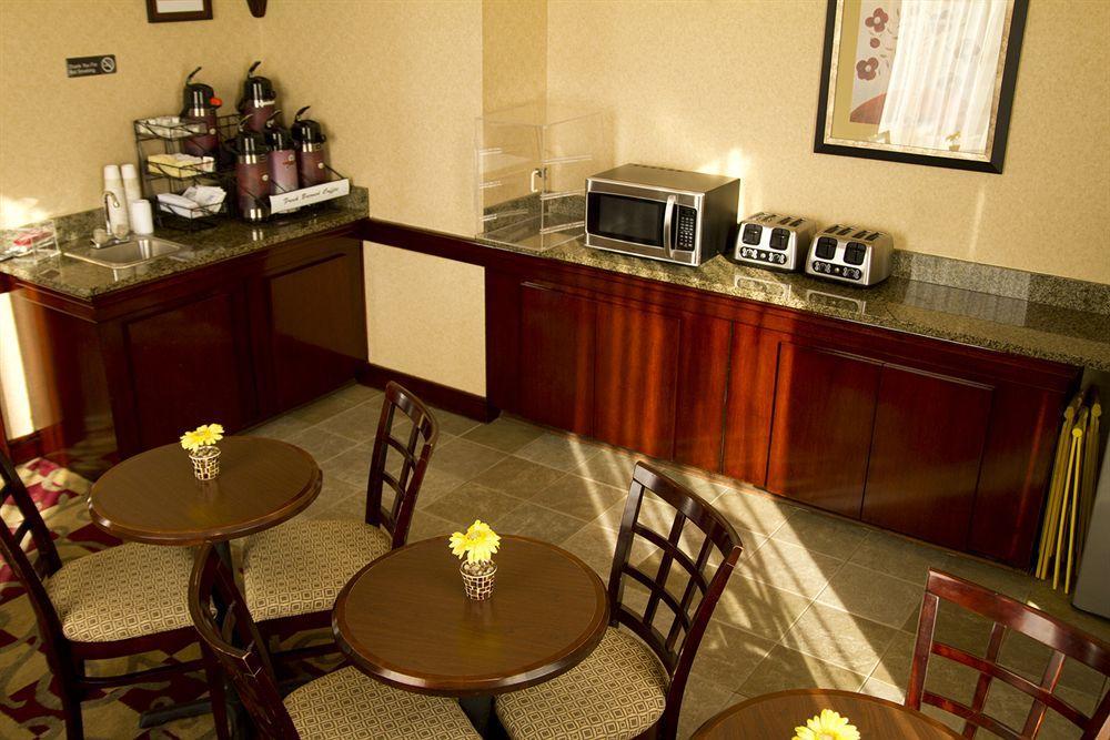 Howard Johnson By Wyndham Portsmouth Restoran gambar